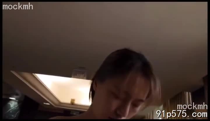 她瘫软在床上，汗水浸湿了雪白的床单，染成一片令人作呕的污秽。 双腿无力地张开，粉红色的骚穴微微颤抖着，还残留着刚刚射入的精液，黏腻地闪着光。 她喘息着，破碎的呻吟如同绝望的低语，“求你了……真的不行了……不要……” 饱满的骚奶子剧烈起伏，粉红色的奶头肿胀得发亮，像两颗沾满了腥臊的红宝石。 肥厚的臀部微微颤抖，留下几道鲜红的抓痕，那是她极度快感下的本能反应。 她知道，她已经彻底沦陷，成为他欲望的奴隶，任由他摆布，直到精疲力尽，彻底臣服。 她想喊停，却发不出声音，只能任由淫荡的快感一次次将她推向深渊。 她恨自