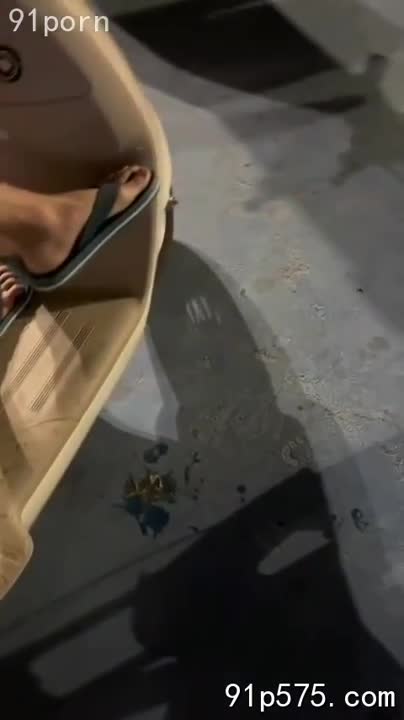 浓妆艳抹的御姐，穿着低胸紧身衣，丰满的奶子几乎要从衣衫中溢出来，浑圆的肥臀在紧身牛仔裤下若隐若现，散发着诱人的成熟气息。她站在广场上，眼神挑逗地扫视着周围，最终锁定了一个送外卖的小伙子。她扭动着腰肢，一步步走向他，媚眼如丝，吐气如兰：“帅哥，要不要一起玩玩？我的骚穴早就饥渴难耐了，想让你好好操我，射在我的骚逼里。”小伙子被她勾引得神魂颠倒，跟着她回了房间。房间里弥漫着暧昧的气息，御姐主动脱下衣物，露出雪白的肌肤和饱满的奶子，粉嫩的奶头因为兴奋而微微勃起。她张开双腿，露出湿润的骚穴，淫荡地呻吟着：“快来操我