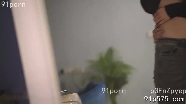 镜头下，她丰满的奶子呼之欲出，肥厚的臀部在紧身牛仔裤下若隐若现，淫荡的骚穴微微张开，散发着诱人的腥臊。 她媚眼如丝，娇喘连连，任由摄影师摆布，是真正的母狗。#摄影师 #母狗 #骚货
