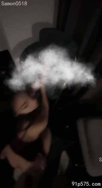 主人粗暴地撕裂母狗的衣衫，露出她肥硕的奶子，饱满的臀部在主人粗鲁的动作下颤抖。2分30秒，他狠狠地贯穿她的骚穴，腥臊的液体溢出，母狗发出淫荡的呻吟，她下贱地扭动着腰肢，享受着主人的凌辱。#母狗 #凌辱 #高潮AIBoxAI新玩法【一键丰胸】