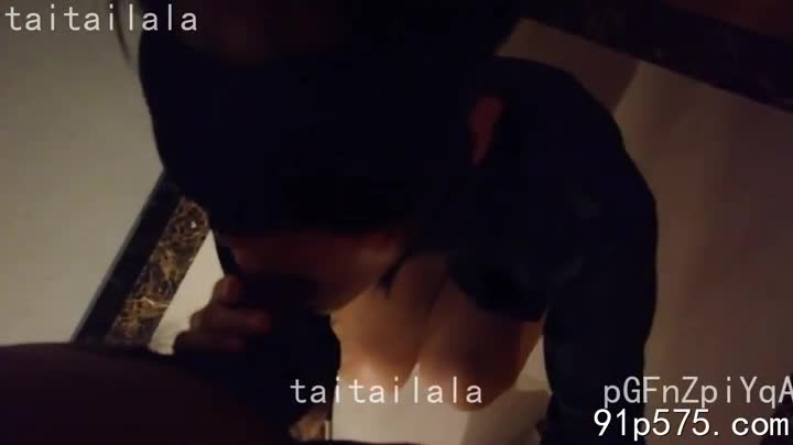他粗暴地扯下妻子的衣衫，贪婪地啃噬着那对饱满的骚奶子。 肥厚的臀部在身下扭动， 浪叫声与床板的撞击声交织成一首淫靡的乐章。 腥臊的骚穴在粗暴的进出中痉挛。#粗暴性爱 #婚内出轨 #性虐