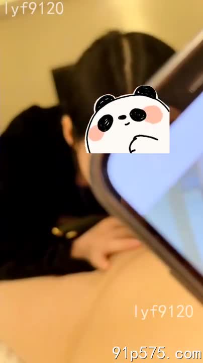她熟练地扭动腰肢，饱满的奶子在空中颤动，肥厚的臀部摩擦着我的肉棒，淫水肆意流淌，腥臊味儿刺激着我的感官。她娇喘连连，口中发出淫荡的呻吟，眼神迷离，像一只发情的母狗。#熟女 #淫荡 #首次