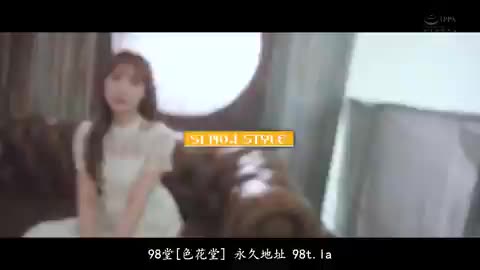 她丰满的奶子在紧身衣下呼之欲出，浑圆的肥臀紧绷着牛仔裤，每一寸肌肤都散发着令人窒息的性感。 那张精致的脸庞，此刻却带着一丝放荡不羁的媚笑，仿佛在邀请你深入探索她身体的每一个秘密。#尤物 #性感 #女神