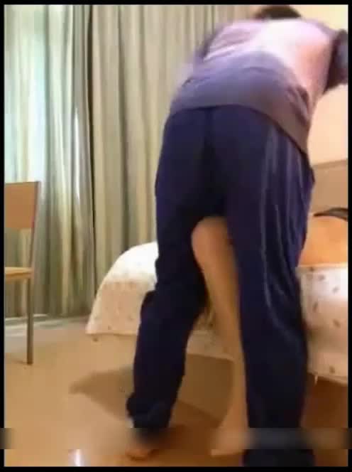 #丝袜 #熟女 #内射 #海角母子乱伦 儿子把妈妈的肉丝撕破了草逼 无套操妈，射了妈妈一屁股，淫语不断！