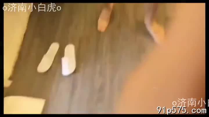 她，拥有倾国倾城的容颜，却甘愿成为任人摆布的母狗， 浑圆饱满的骚奶子在胸前颤动，淫荡的双眼迷离， 肥厚的肥臀扭动着，等待主人的临幸。 那腥臊的骚穴早已饥渴难耐。#母狗 #极品 #神仙颜值AIBox新增特效-女仆特效-上传照片一键生成