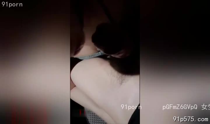 引擎熄火，夜幕下，车厢内弥漫着暧昧的空气。她坐在我腿上，纤细的手指颤抖着解开我的皮带。月光透过车窗，洒在她精致的脸上，映照出她欲拒还迎的娇羞。我那根坚硬的肉棒，在她贪婪的目光中，渐渐挺立，勃发出原始的欲望。她开始犹豫，小手在我的大腿上轻轻摩挲，眼神中充满了矛盾和渴望。我一把抓住她的手，引导她握住我的大屌，感受它强烈的脉动。 她终于忍不住了，发出一声娇喘，指尖轻轻抚摸着我的龟头，然后大胆地握住它，开始上下摩擦。 我粗暴地把她压在座椅上，她发出一声比一声浪荡的叫声，淫水浸透了她的内裤。 我狠狠地贯穿了她，她的