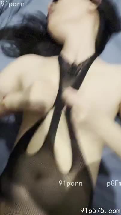 老公刚走，她就按捺不住了，一条低腰牛仔裤勾勒出肥臀的曲线，浑圆饱满的骚奶子在薄衫下若隐若现，腥臊的骚穴早已湿透。她打开房门，眼神中满是淫荡的渴望，像一只发情的母狗，急切地等待着主人的临幸。 她主动解开衬衫，露出红肿的奶头，娇喘着说：“快点，主人，我要你狠狠地操我，弄脏我的骚逼……” 她跪下，肥厚的臀部高高翘起，淫贱地扭动着，等待着粗大的肉棒灌入她的骚穴，彻底沦为精盆。 她享受着每一次撞击，淫乱的呻吟回荡在房间里，直到精液喷洒在她淫贱的子宫口，她才瘫软在地，满足地喘息。