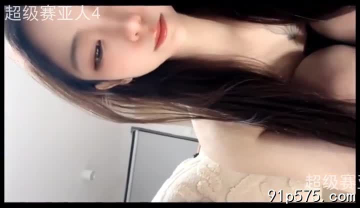 她，一个极品御姐，浑身上下散发着令人窒息的性感。黑色的丝袜紧紧包裹着她那双修长笔直的美腿，每一条腿筋都清晰可见，仿佛在无声地挑逗着你的神经。她雪白的肌肤在丝袜的映衬下，更加白皙透亮，如同上好的羊脂玉般细腻光滑。饱满的胸部在丝袜的包裹下若隐若现，让人忍不住想要一探究竟。 她撩人的眼神，勾魂摄魄，仿佛要把你的灵魂都吸进去。她缓缓地脱下丝袜，露出那双白皙娇嫩的脚踝，然后是纤细的脚趾，每一个细节都充满了诱惑。她用纤细的手指轻轻抚摸着自己的私处，那骚穴早已湿润不堪，淫水顺着腿根缓缓流下，散发着阵阵腥臊的淫靡气息。她