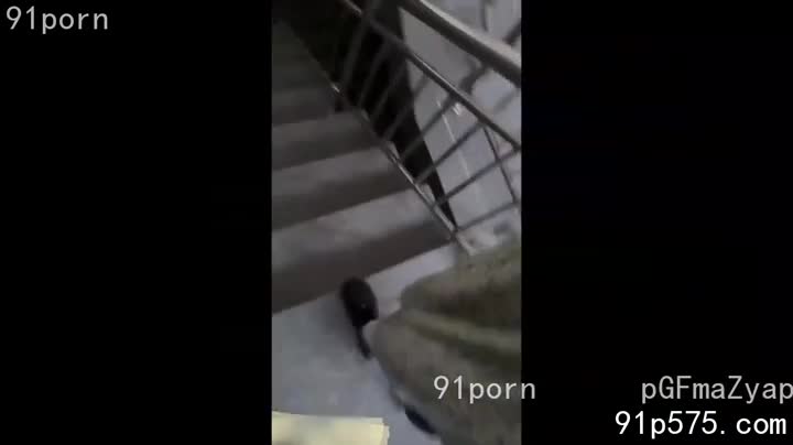 空气中弥漫着廉价香水和紧张的汗味，她穿着一条几乎透明的蕾丝短裙，浑圆的骚奶子在裙子下若隐若现，肥厚的肥臀紧绷着，仿佛随时会溢出来。 我拉开宾馆房间的破旧门，她迫不及待地扑上来，骚穴紧贴着我的大腿，腥臊味刺激着我的神经。她张开双腿，淫荡地扭动着腰肢，露出那条湿润的骚逼，淫贱得让人无法抗拒。我粗暴地撕开她的蕾丝内裤，她发出一声销魂的呻吟， 那条淫乱的骚屄，已经湿透了，等待着我的侵入。我毫不犹豫地挺身进入，她紧紧地抱着我，发出阵阵淫荡的喘息， “啊……啊……快点……再快点……” 她的骚穴收缩着，紧紧地包裹着我的