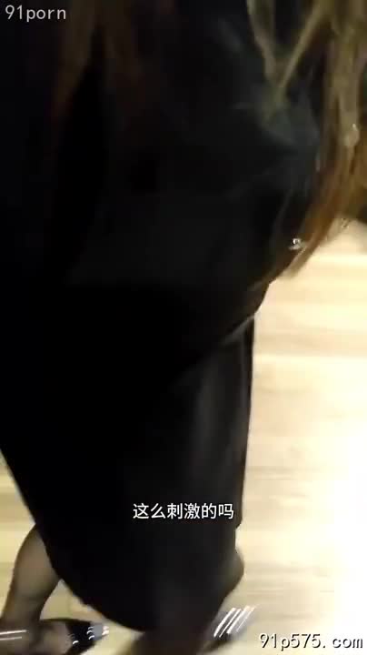 火锅店后厨污浊不堪，女老板肥臀在狭窄空间扭动，骚穴紧致，腥臊味弥漫。她淫叫连连，粗大的肉棒在她体内肆虐，溅射的精液沾染着肮脏的地面。人来人往的喧嚣，更衬托出这偷情的刺激与放荡。#偷情 #SM #后厨AIBox新增特效-女仆+项圈特效-上传照片一键生成淫荡变态老板娘—允儿(点击直聊) NovelN女友机器人
