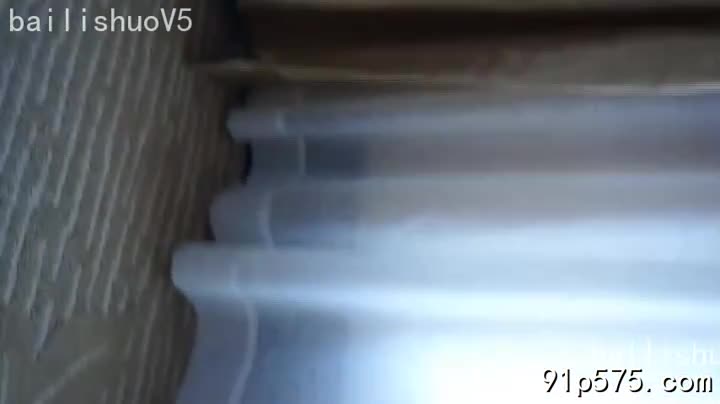这双腿，笔直修长，宛如两根白皙的象牙，从她那肥厚的臀部一路延伸，直至消失在丝袜包裹的脚踝处。 丝袜紧致地勾勒出她大腿内侧的弧度，隐约可见若隐若现的粉嫩肌肤，以及那令人浮想联翩的三角地带。 她穿着一条极短的迷你裙，裙摆几乎只遮盖住臀部最上方的曲线，露出丰腴圆润的臀瓣，以及那隐约可见的，被黑色蕾丝内裤遮掩着的骚穴。 每走一步，大腿之间便会若有若无地摩擦，发出令人脸红心跳的细微声响，更衬托出她那浑圆饱满的骚浪屁股，以及那股子难以言喻的，令人欲罢不能的淫荡气息。 这双腿，的确，谁看了都会迷糊，迷失在这令人沉醉的，