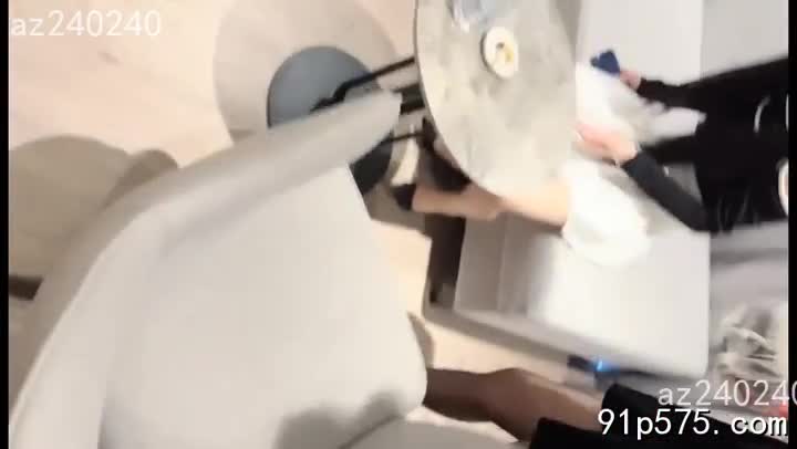 镜头前，一个女人，浓妆艳抹，媚眼如丝。她穿着黑色丝袜，丝袜紧紧地包裹着修长笔直的双腿，勾勒出令人血脉喷张的曲线。丝袜下，隐约可见她那饱满浑圆的骚奶子在黑色蕾丝胸衣的束缚下微微颤抖，仿佛随时都要挣脱出来。她那肥厚的肥臀在紧身牛仔裤的包裹下显得更加诱人，让人忍不住想要狠狠地蹂躏一番。她张开双腿，露出她那淫贱的骚穴，腥臊的液体正从那里缓缓流出，散发着令人作呕的腥骚味。她舔了舔嘴唇，露出她那淫荡的舌头，眼神中充满了挑逗和渴望，仿佛在邀请你进入她的淫乱世界。她开始扭动起她那肥熟的肥臀，扭动着她那淫贱的骚逼，发出令人