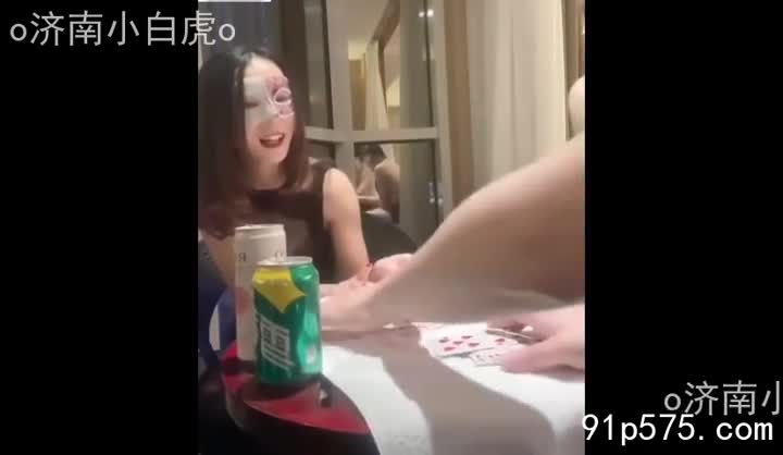 绿帽，这顶帽子戴在丈夫头上，沉甸甸的，压得他喘不过气。然而，今晚，它却成了情趣的调味剂。扑克牌在桌面上散落，红桃、黑桃、方块、梅花，每张牌都象征着今晚的刺激游戏。妻子，她穿着性感的蕾丝内衣，丰满的骚奶子在灯光下若隐若现，浑圆肥厚的肥臀更是勾人魂魄。她媚眼如丝，舔着嘴唇，眼神中带着挑衅和期待。丈夫，他脸色阴沉，却也难掩内心的渴望。他看着妻子那淫荡的骚穴，一股燥热直冲头顶。游戏开始了，每抽一张牌，都是一次赤裸裸的挑逗，一次身体的碰撞。妻子娇喘连连，淫叫不断，她那腥臊的骚逼紧紧包裹着另一个男人的巨物，而丈夫只能