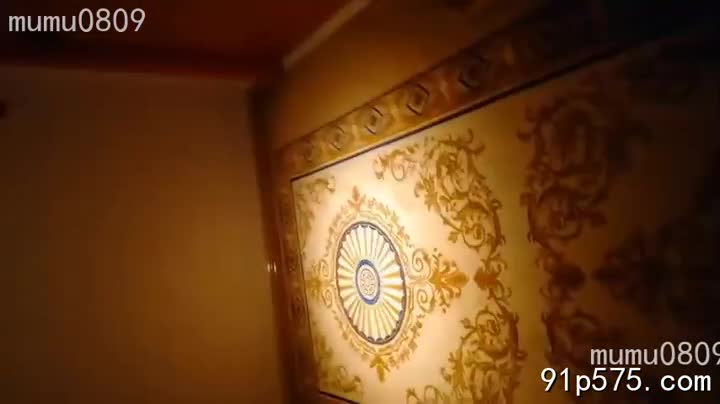 她穿着丝质睡衣，酥胸半露，饱满的奶子若隐若现，眼神中带着一丝挑逗的欲拒还迎。肥厚的臀部在睡衣下若有若无地颤动，骚穴紧致，散发着诱人的气息。必须狠狠地操她，让她发出销魂的呻吟。#人妻 #欲拒还迎 #SM奈亞是住在附近的辣妹人妻，她十分年輕時已經結婚，我一直想尋找機會操她_小说机器人