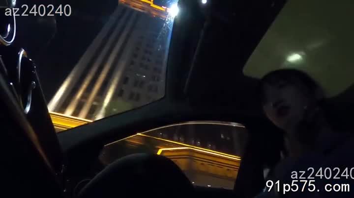 178公分的身高，让她在人群中鹤立鸡群。笔直修长的双腿，比例完美得令人窒息，仿佛是上帝精心雕琢的艺术品。她穿着一条紧身包臀裙，将浑圆肥厚的肥臀和纤细的腰肢完美勾勒，裙子下摆若隐若现地露出雪白的大腿，勾引着每一个人的视线。 饱满的骚奶子在裙子下若隐若现地颤动，让人忍不住想要一探究竟。 她那张精致的脸庞，带着一丝挑逗的微笑，眼神中充满了魅惑，仿佛在无声地邀请你靠近。 红肿的奶头在薄纱的遮掩下若隐若现，更添几分诱惑。 她微微侧身，丰腴的屁股曲线完美地展现在眼前，让人忍不住想要狠狠地蹂躏一番。 她就是个极品骚货，