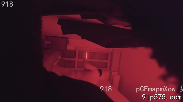在这个充满温情的角落，一位风姿绰约的D罩杯少妇，以她独特的魅力，肆意释放着荷尔蒙的狂潮。她丰满的骚奶子在蕾丝内衣的包裹下若隐若现，饱满浑圆，仿佛随时都要溢出来。 粉红色的奶头红肿胀，散发着诱人的腥臊气息。她肥厚的肥臀在紧身牛仔裤下勾勒出令人血脉喷张的曲线，圆润饱满，仿佛在无声地邀请着抚摸。 她微微张开的双腿间，隐约可见淫荡的骚穴，散发着令人垂涎的腥骚之气。 她那双妩媚的丹凤眼，流转着淫贱的光芒，仿佛在挑逗着每一个敢于直视她的人。 她轻咬着下唇，媚眼如丝，浑身散发着淫乱的气息，像一只等待被征服的母狗，散发着