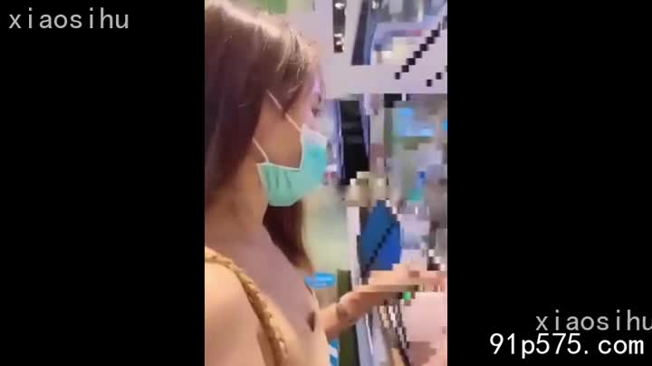 昏暗的试衣间内，空气中弥漫着廉价香水和汗水的混合气味。她，穿着一条低腰牛仔裤，丰腴的肥臀在紧绷的牛仔布下若隐若现，骚穴紧致地包裹着，淫水早已浸湿了内裤。他，粗暴地扯下她的牛仔裤，露出那雪白的肥臀和鲜红的骚穴，毫不犹豫地挺身进入。她咬紧嘴唇，忍住即将喷涌而出的快感，肥臀扭动着，配合着他的律动。每一次冲击都撞击着她的子宫，带来一阵阵难以言喻的快感，淫水肆意流淌。他粗大的肉棒在她体内摩擦，每一次抽送都让她更加兴奋，她只能用无声的呻吟来表达极致的快感。最终，他狠狠地在她体内射精，浓稠的精液充斥着她的骚穴，她瘫软在