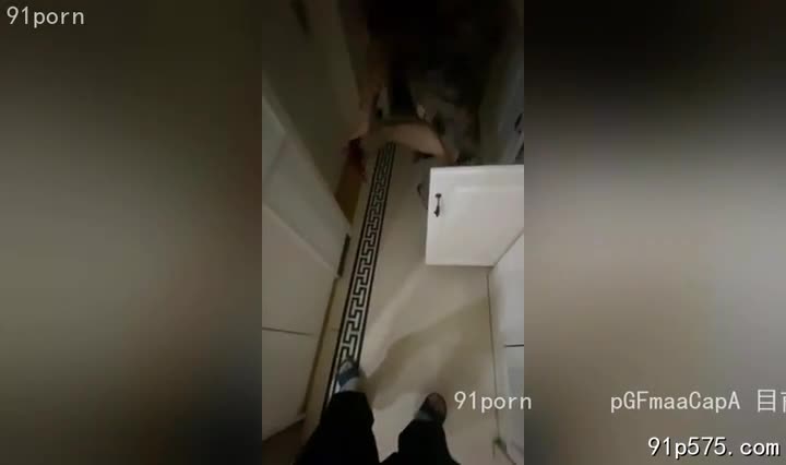 她风韵犹存，离婚多年，寂寞在眼角眉梢留下痕迹，却也增添了几分成熟女人的妩媚。下班后，她邀请我去她家吃饭，我自然不会客气。推开她家门，一股淡淡的香水味混合着食物的香气扑面而来。她穿着丝质睡衣，酥胸半露，浑圆饱满的奶子若隐若现，骚浪的气息弥漫在空气中。 丰腴的肥臀在睡衣下若隐若现，看得我喉咙发干。她嫣然一笑，那笑容如同春日暖阳般融化了我所有的矜持。 晚餐丰盛而香艳，我们推杯换盏，酒过三巡，她的眼神越来越迷离，呼吸也变得急促起来。 她主动靠向我， 那饱满的奶子几乎贴在我的手臂上， 柔软而富有弹性。 她的手轻轻抚