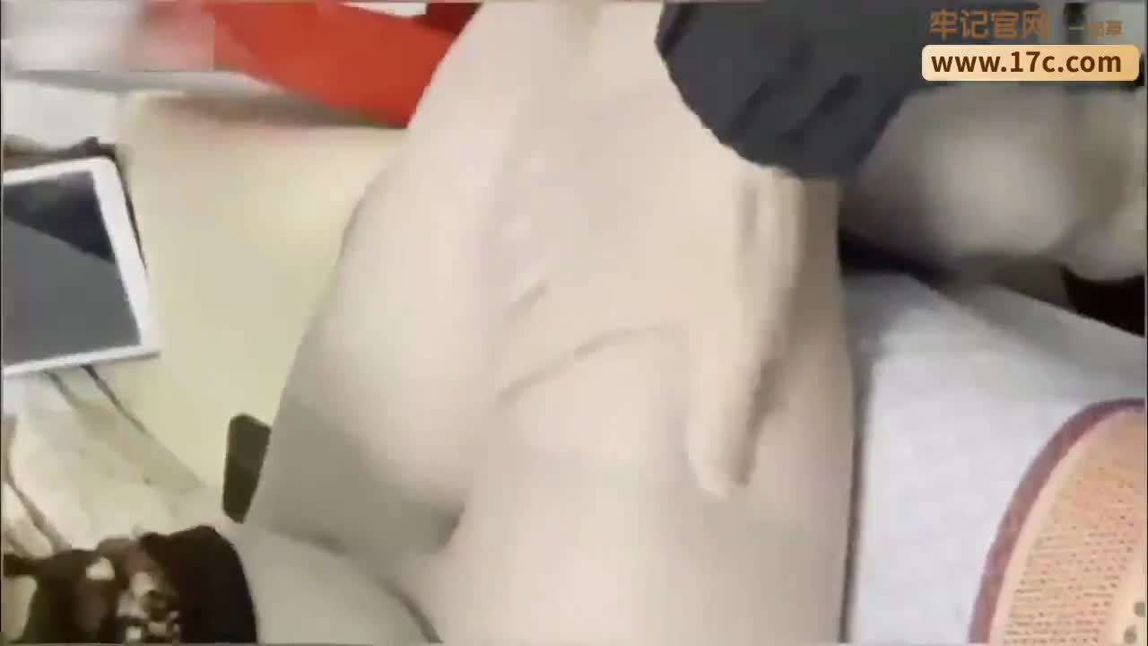 高跟肉丝母亲在家与儿子乱伦，自拍做爱过程，抠逼，跳蛋，菊花都要玩一遍，最后无套内射妈妈！#母子乱伦 #丝袜 #熟女