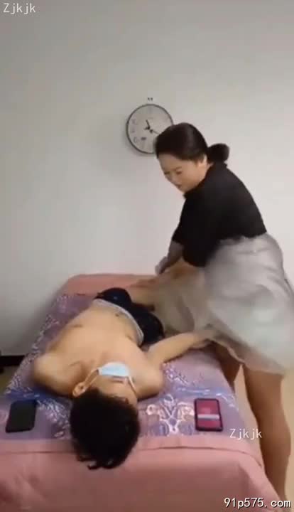 昏暗的灯光下，熟女老板娘丰腴的身躯在按摩床上扭动，她雪白的肌肤在灯光下泛着油光，浑圆的骚奶子随着呼吸轻轻起伏，饱满的肥臀在薄纱睡袍下若隐若现。 她媚眼如丝，红肿的奶头在睡袍的缝隙中若隐若现，散发着令人窒息的腥骚气息。她张开双腿，露出淫贱的骚穴，淫荡的体香弥漫在空气中。 她伸出涂满精液的手指，挑逗着自己肥厚的肥臀，眼神中充满了淫乱的快感。 她低声呻吟着，娇喘连连，每一个动作都充满了挑逗和诱惑，让人忍不住想要将她紧紧抱在怀里，狠狠地占有她那淫贱的身体。 她就是个淫荡的母狗，渴望被男人征服，渴望被粗暴地对待，渴
