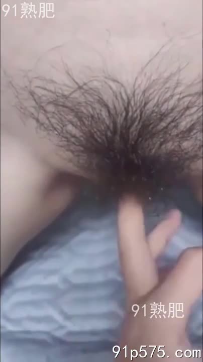 她丰腴的肥臀在紧身牛仔裤下若隐若现，浑圆的骚奶子几乎撑破了低胸衬衫，红肿的奶头若隐若现。成熟妩媚的脸上带着一丝挑逗，她淫荡地舔舐着嘴唇，眼神中充满了对性爱的渴望，仿佛在无声地邀请着你，去探索她那腥臊的骚穴。#熟女 #肥臀 #淫荡