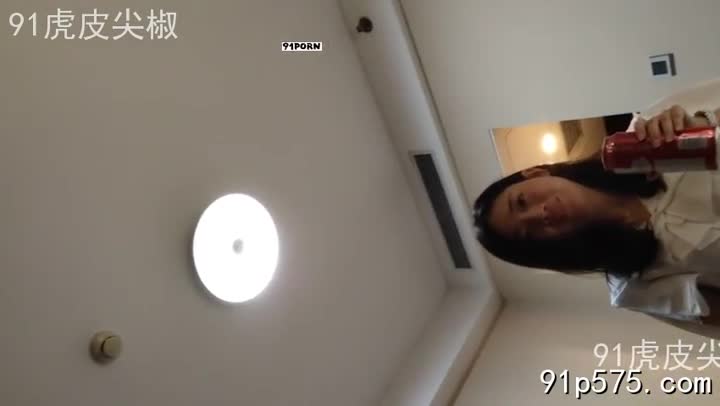 我轻轻拨开她42岁仍旧丰腴饱满的奶子，感受着掌心温热的触感，以及那两颗红肿的奶头因我的抚摸而更加挺立。她穿着丝质睡衣，衣料轻薄，根本遮不住她肥厚圆润的肥臀，以及那条若隐若现的骚逼的轮廓。她喘息着，眼神迷离，口中溢出阵阵淫荡的呻吟：“啊……轻点……你弄疼我了……” 我舔舐着她腥臊的骚穴，感受着它收缩的力道，她扭动着肥硕的屁股，像一只发情的母狗，不断发出淫贱的娇喘。她抬起腿，将自己的骚逼完全暴露在我的眼前，那淫乱的景象让我血脉喷张。我毫不犹豫地进入了她，感受着她的紧致与湿润，以及她体内那股令人沉醉的腥骚。她紧