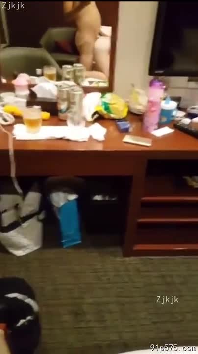她，一个年过三十的熟女，丰腴的身躯在床单上留下深深的印记。岁月并未在她身上留下刻薄的痕迹，反而增添了几分成熟的风韵。饱满的奶子在粗暴的撞击下剧烈颤抖，粉红色的奶头早已胀得坚硬，泛着诱人的光泽。肥厚的臀部高高翘起，被粗大的肉棒狠狠贯穿，每一次抽送都精准地撞击着敏感的G点，让她发出阵阵销魂的呻吟：“啊……啊……爽死了……” 淫水肆意流淌，浸湿了床单，也浸湿了她紧致的骚穴。 她那淫荡的骚逼早已被操得红肿不堪，腥臊的液体混合着汗水，散发着令人迷醉的体香。 而那被狠狠操弄的屁眼，更是火辣辣的疼痛与快感交织，让她欲仙
