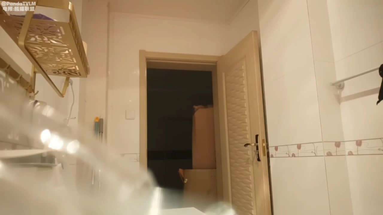 风韵犹存的气质熟女阿姨在家与小伙偷情，时间紧迫 简单洗一下 操一分钟就射#熟女 #人妻 #内射