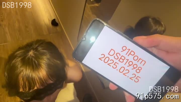 我的骚女友，她那双修长笔直的美腿跪在地上，丰腴的臀部高高翘起，肥熟的肉感在灯光下泛着诱人的光泽。她穿着一条低腰牛仔裤，裤脚卷起，露出她那雪白细嫩的脚踝和脚趾。她微微仰起头，粉红色的舌头舔舐着我勃起的肉棒，湿润的嘴唇微微张开，发出细微的喘息声。她那对饱满的骚奶子随着呼吸微微起伏，浑圆的形状在灯光下显得格外诱人。她贪婪地吮吸着我的鸡巴，灵活的舌头在我的龟头上游走，挑逗着我每一根神经。她那对红肿的奶头因为兴奋而坚挺，散发着诱人的腥臊气息。 她的骚穴紧致而湿润，散发着阵阵淫荡的体香，我仿佛能感受到她体内那股热烈的
