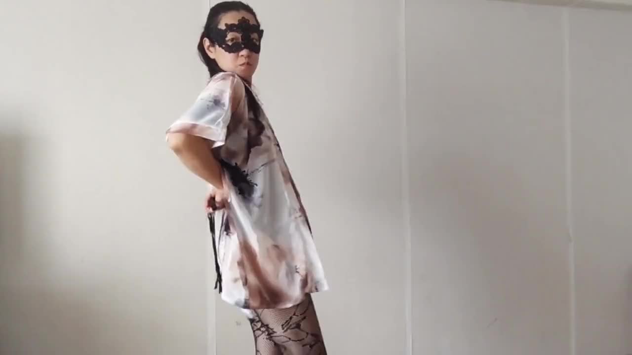 “操，我忍不住了。我湿了，我准备好了。他的鸡巴在我嘴里，我的阴户疼痛难忍。我对他来说是个荡妇。带我去，操我。让我尖叫。”#熟女 #丝袜 #内射