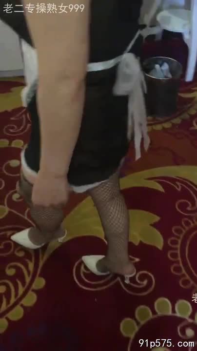 五十又二的熟女，身着女仆装，奶子在制服下隐约可见，浑圆饱满。她本是良家月嫂，此刻却在宾馆房间里，眼神淫荡地望着你，骚穴早已湿透，等待着你的进入。#熟女 #制服诱惑 #反差