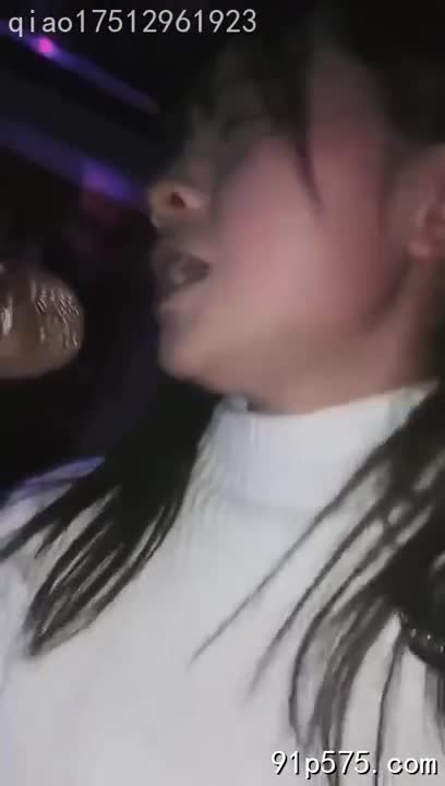 昏暗的灯光下，南阳女子赤裸着上身，丰满的骚奶子在光影中投下诱人的阴影。浑圆饱满的肉体上，几道抓痕诉说着昨晚的激情。 她用涂着鲜艳指甲油的手指，轻抚着红肿的奶头，眼神迷离，散发着淫荡的气息。 肥厚的臀部微微翘起， 紧致的骚穴微微张开， 暗示着无尽的放纵。 她对着镜头，露出一个淫贱的笑容， 吐出舌头，舔舐着自己腥臊的私处。 画面中，她那淫乱的姿态，以及身上残留的精液，都清晰可见，无情地展现着她的放荡。 她像一只发情的母狗， 渴望更多的男人来征服她， 满足她那无止境的淫欲。