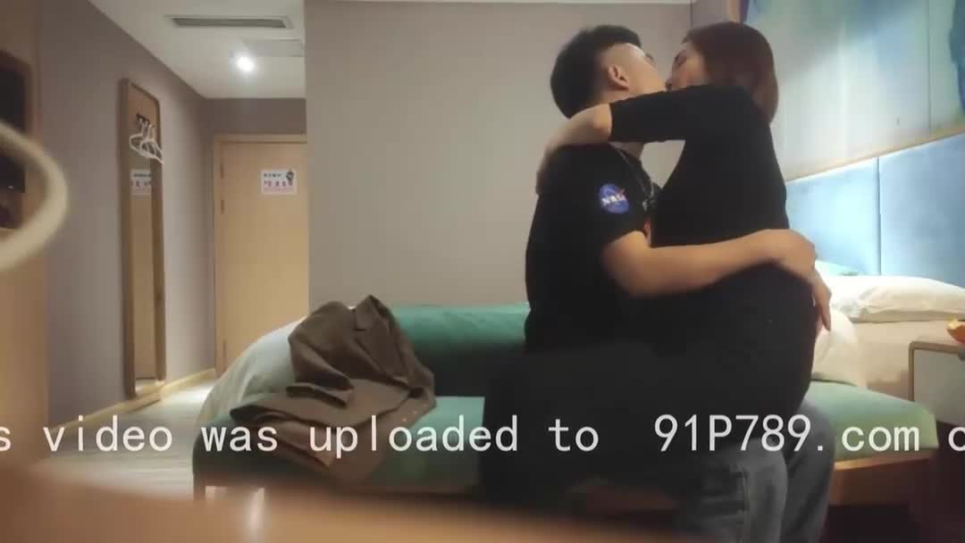短发气质熟女阿姨，酒店被小伙内射，发现时为时已晚，吓得阿姨急忙起身去清理精子！#探花 #偷拍