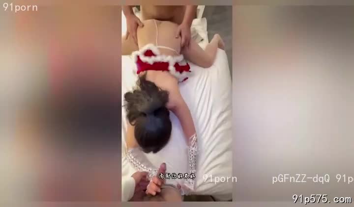肥臀的妻子，被汗水浸湿的骚逼，在陌生男人粗大的肉棒下扭动，她淫荡地叫着，浪叫声回荡在房间，绿帽奴在门外听着，脸上露出兴奋的表情。#绿帽 #淫荡 #性奴