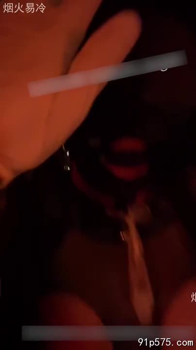 昏暗的房间里，灯光暧昧地打在跪在地上的伪娘身上。他，一个打扮得妖娆妩媚的狗奴，穿着暴露的蕾丝内衣，雪白的肌肤上布满了被抽打的痕迹，殷红的鞭痕触目惊心。 他的主人，一位身着黑色丝袜，性感无比的黑丝伪娘女王，正居高临下地俯视着他。女王的黑色高跟鞋踩在他的后背上，鞋跟深深地嵌入他的肉中，让他发出痛苦的呻吟。女王的脸上带着残忍的快感，她手里拿着一条皮鞭，一下一下地抽打着伪娘的屁股，肥厚的臀部上已经布满了鲜红的印记。 女王命令他张开双腿，露出他那鲜嫩的菊花。 女王的眼中闪烁着淫荡的光芒，她缓缓地将一根粗大的手指伸进