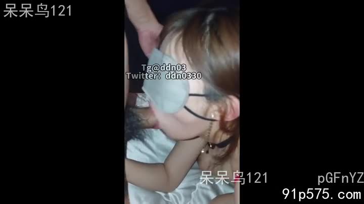 她，一个被我称为“小母狗”的尤物，跪在我身前，丰满的奶子几乎要挤出她那件低胸的蕾丝内衣。 浑圆饱满的骚奶子在灯光下泛着诱人的光泽， 粉红色的奶头因为我的挑逗而红肿胀痛，微微渗出腥臊的液体。她张开樱桃小口，伸出粉嫩的舌尖，贪婪地舔舐着我的肉棒，口水拉丝，粘稠地挂在她嘴角，淫荡至极。 那口爆的声音，低沉而富有节奏，像一首充满情欲的交响乐，每一个吞吐都让我沉沦。 她那骚浪的喘息声与我粗重的呼吸交织在一起，在空气中弥漫着浓烈的荷尔蒙气息。 她的小穴早已湿润，淫水肆意流淌，预示着即将到来的更深层次的欢愉。 她，就是