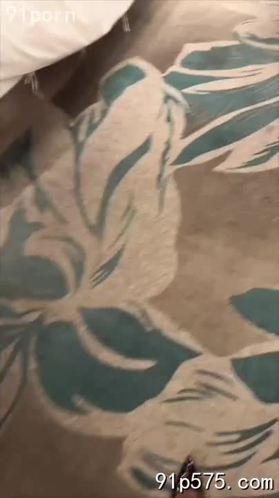 浓妆艳抹的姐妹俩，一个穿着暴露的蕾丝短裙，另一个则是一身紧身皮衣，勾勒出她们丰满的**骚奶子**和肥厚的**肥臀**。她们在酒店房间里等待着今晚的猎物，眼神中闪烁着淫荡的光芒。她们的**骚穴**早已饥渴难耐，渴望被粗大的**鸡巴**狠狠贯穿。男人一进门，就被她们热情地扑倒在床上，柔软的**骚逼**紧紧贴在他的身上，**腥臊**的体香充斥着整个房间。姐妹俩轮番上阵，用她们**淫荡**的身躯挑逗着男人，男人粗暴地进入她们的**骚穴**，发出令人作呕的**淫叫**。她们的**奶头**被男人吮吸得红肿，**淫水*