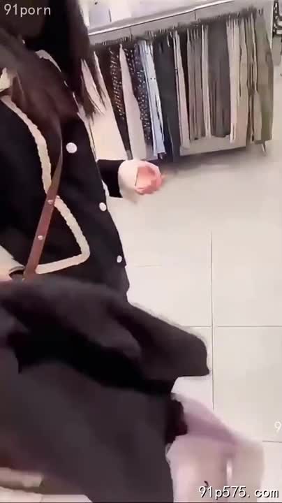 商场试衣间狭窄拥挤，她丰腴的奶子挤压着薄衫，饱满的肥臀在紧身牛仔裤下若隐若现。我按捺不住，粗暴地撕开她的衣衫，在她惊叫中，狠狠地贯穿了她骚穴，腥臊的液体溢出。#强奸 #试衣间 #性侵