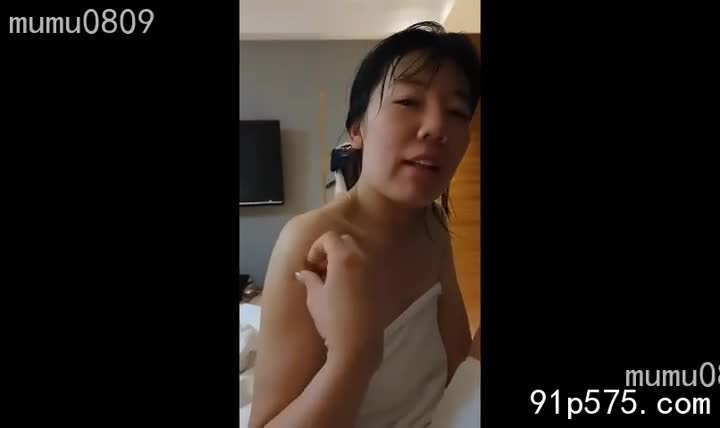 电梯门缓缓闭合，狭小的空间里，只有我和她，一个穿着紧身包臀裙的少妇。裙子紧紧包裹着她丰满的肥臀，每一步都让那浑圆的曲线若隐若现，勾勒出令人血脉喷张的轮廓。她故意将身体贴近我，丰腴的奶子几乎要贴在我的手臂上，柔软而富有弹性，我能感受到她身上散发出的阵阵体香，混合着淡淡的香水味，令人沉醉。她撩起长发，露出雪白的脖颈，眼神妩媚，带着挑逗意味地吐气如兰：“电梯里，有点闷呢……” 她故意将手放在我的腰间，指尖轻抚着我的肌肤，感受着我身体的反应。那眼神，那动作，分明是在挑逗，赤裸裸的挑逗，让我身体的每一个细胞都燃烧起