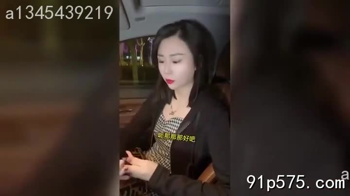 深夜的马路上，只有路灯昏黄的光洒在她身上，勾勒出她丰腴的身材。她穿着一条紧身牛仔裤，将浑圆肥厚的屁股紧紧包裹，每一步都让牛仔裤摩擦出令人遐想的声响。 那件紧身衣，更是将饱满的骚奶子紧紧挤压，隐约可见粉红色的奶头在衣料下微微挺立，散发着诱人的腥骚气息。她走路的姿势，扭动着肥熟的臀部，每一步都像是在挑逗着潜藏在黑暗中的欲望。 我一把抓住她，将她狠狠地推倒在墙上，她惊呼一声，却也带着一丝淫荡的快感。她那双淫乱的眼睛，充满了挑逗意味，仿佛在邀请我进一步的侵犯。我粗暴地撕扯她的衣物，露出她雪白的肌肤，以及那令人垂涎
