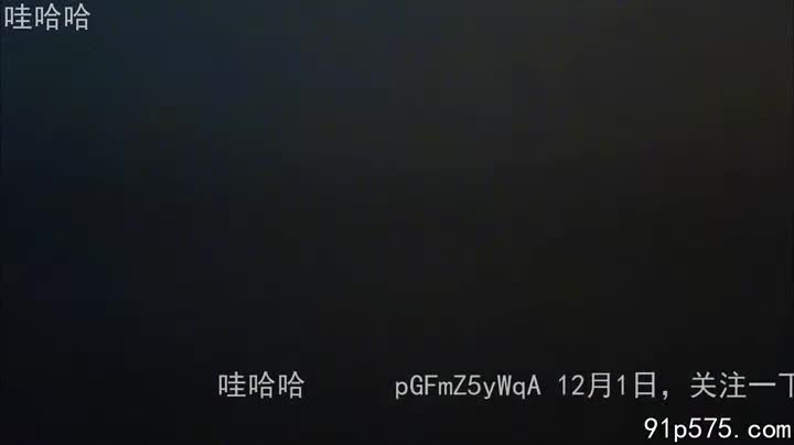 她叫苏清，是市重点中学的语文老师，戴着一副细框眼镜，平日里衣着保守，举止端庄，宛如一朵不染纤尘的白莲花。可脱下那身素雅的套装，摘下眼镜，她便化身为一头诱人的母猫，浑身散发着淫荡的气息。她那对饱满的骚奶子在雪白的衬衫下若隐若现，微微隆起的乳头摩擦着布料，挑逗着我的神经。她那肥厚的肥臀在紧身牛仔裤下勾勒出诱人的曲线，我仿佛能感受到那温热、紧致的触感。那天，她主动要求我射在她里面。我看着她媚眼如丝，眼神中充满了渴望和放纵，那张平时温婉的脸上此刻写满了淫荡。她张开双腿，那腥臊的骚穴紧紧地包裹着我的肉棒，每一次抽送