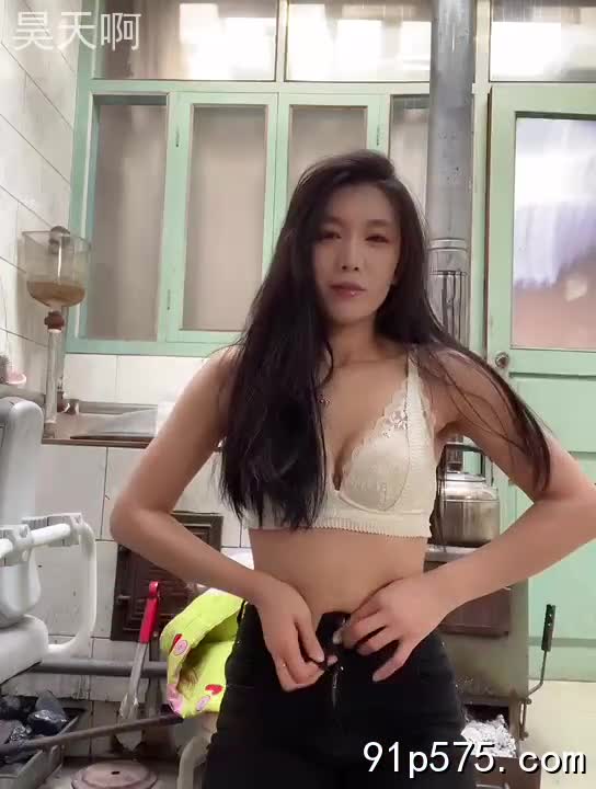 莱州老板娘，酥胸半露，雪白丰满的奶子呼之欲出，肥臀圆润，穿着暴露的旗袍，媚眼如丝，骚穴紧致，淫水欲滴，发出阵阵诱人的喘息。#少妇 #性感 #旗袍