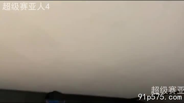 健身房里，汗水浸湿了少妇紧绷的牛仔裤，勾勒出她令人窒息的曲线。那双肥厚浑圆的肥臀，在每一个深蹲、每一个弓步中都颤动不已，牛仔裤的磨损处隐约可见她雪白饱满的大奶子，在运动bra的束缚下微微颤抖，奶头红肿得近乎透明，散发着淡淡的腥骚。她微微弓起的腰肢，展现出令人血脉喷张的S型曲线，紧实的肌肉线条在汗水的映衬下，显得格外诱人。 她喘着粗气，脸上泛起潮红，眼神中带着一丝淫荡的妩媚，汗水顺着她的鬓角滑落，滴落在她那肥熟的屁股上，更添一分淫靡之感。 这副顶级的身材，即使牛仔裤也无法完全遮掩，反而更添一分欲拒还迎的诱惑