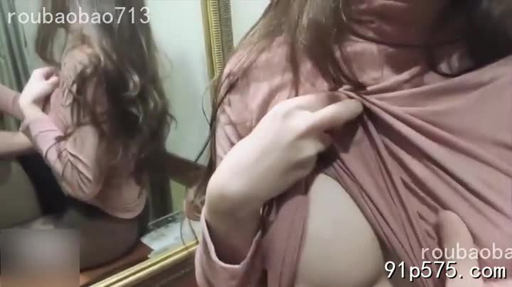 我故意不穿胸罩，柔软的**骚奶子**在衬衫下若隐若现，浑圆饱满的形状清晰可见，每一个呼吸都让它们轻轻颤动，仿佛在无声地挑逗。衬衫的扣子故意解开两颗，露出雪白**腥臊**的**奶头**，微微**红肿**，散发着诱人的气息。我故意靠近他，柔软的**肥臀**在他腿边轻轻蹭过，感受着他身体的僵硬和急促的呼吸。我用**淫荡**的眼神看着他，低声说道：“今晚，要不要来我的房间？” 我的**骚逼**早已湿透，渴望他的侵入，渴望感受他**肉棒**带给我的快感。 我是他梦寐以求的**精壶**，今晚，我要让他彻底沉沦在我的*