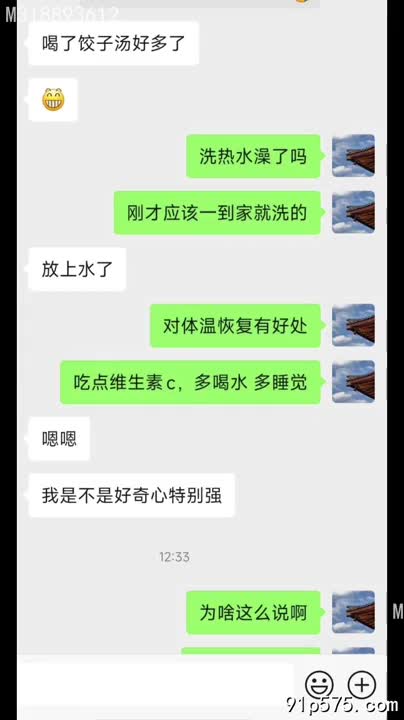 青岛小红书网红，cos女主，一身暴露的制服，浑圆的奶子在制服下若隐若现，肥厚的肥臀紧绷着制服，骚穴在黑色蕾丝内裤下若隐若现，淫荡地扭动着腰肢，眼神勾人。#制服诱惑 #Cosplay #性感AIBox新增特效-浴缸特效-上传照片一键生成
