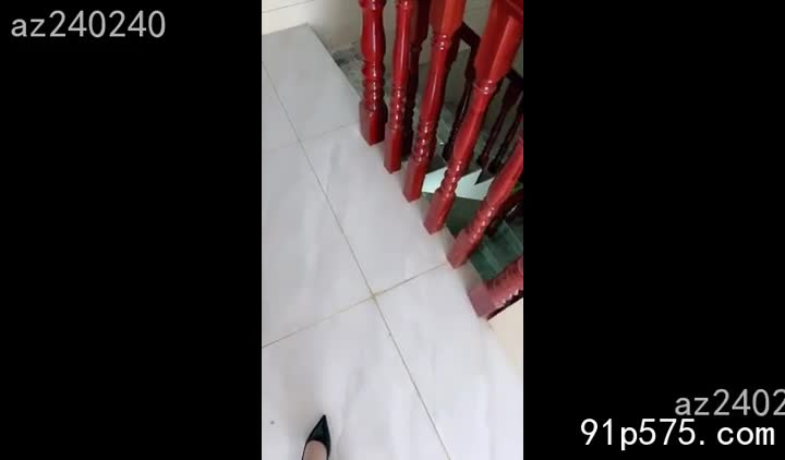 她优雅地抬起腿，高跟鞋在光滑的地板上发出轻微的摩擦声，露出浑圆肥厚的肥臀和那条若隐若现的黑色蕾丝内裤边。 骚穴紧致，散发着淫荡的气息，她正用挑衅的眼神看你，等着你扑上来。干不干？#熟女 #高跟鞋 #性感