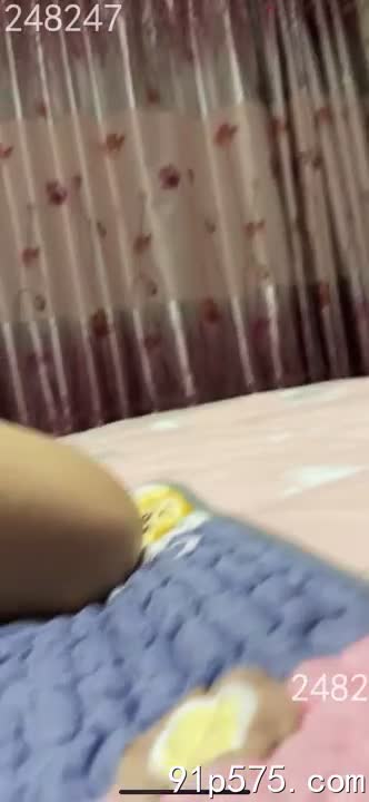 她，一个货真价实的骚B婊子，穿着一条几乎可以忽略不计的丁字裤，肥厚的臀部在劣质蕾丝的包裹下显得更加肥熟，浑圆的形状仿佛随时都要溢出来。 那对骚浪的大奶子，在薄如蝉翼的吊带上不安分地颤动着，饱满的形状和红肿的奶头昭示着她的淫荡。 她张开双腿，淫贱的骚穴微微张开，腥臊的气味弥漫开来，仿佛在无声地邀请着。 她媚眼如丝，淫乱的眼神中带着一丝挑衅，仿佛在说：“来啊，快来尝尝我的滋味。” 她那张涂满鲜艳口红的嘴唇微微上扬，勾勒出令人作呕的淫荡弧度，仿佛随时准备着迎接下一个男人的侵入。 她就是个下贱的母狗，一个发情的精