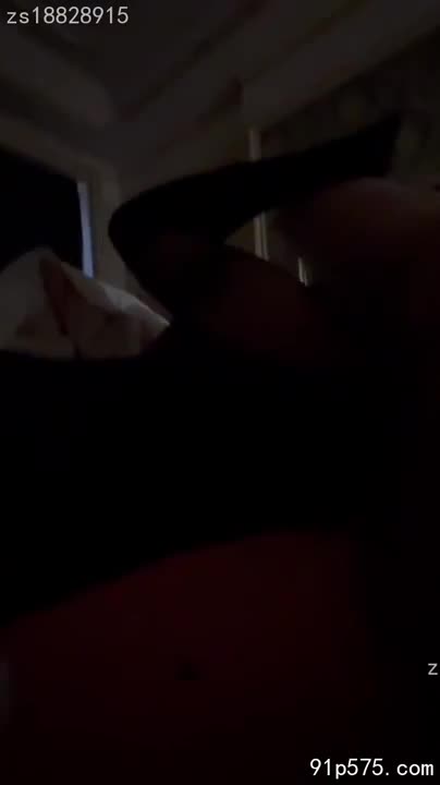 她脱下旧衣，露出雪白丰满的奶子，两个粉嫩的奶头因为兴奋而微微勃起，看得我喉结滚动。新买的黑色丝袜包裹着她浑圆肥厚的屁股和修长笔直的双腿，更衬托出她骚浪的体态。丝袜紧贴着她的骚穴，隐约可见那处淫荡的湿润，勾勒出令人垂涎的形状。她媚眼如丝地望着我，眼神里充满了挑逗和放荡，娇喘着说：“主人，今晚想怎么玩我？” 她张开双腿，黑色丝袜下，那条淫贱的骚逼正等待着我的进入，一股腥臊的淫荡气息扑面而来。我迫不及待地扑了上去，感受着她体内淫乱的潮湿……
