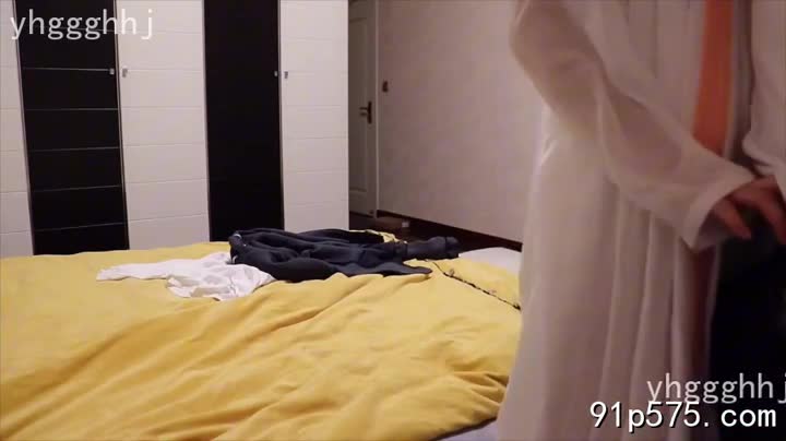 汗水浸湿了汉服轻薄的丝绸，紧贴着少女玲珑的曲线，勾勒出她饱满的**骚奶子**和浑圆的**肥臀**。她赤裸着**骚穴**，**淫水**顺着腿根流淌，一路蜿蜒向下。刚刚结束的舞蹈让她**骚浪**的**子宫**蠢蠢欲动，急需释放。回到家，她顾不上卸妆，便迫不及待地扑向等待她的男人。男人粗暴地撕扯她的汉服，露出她雪白的肌肤，以及那对因舞蹈而更加红肿的**腥骚**的**奶头**。他毫不犹豫地将**鸡巴**抵住她**淫贱**的**骚逼**，狠狠地贯穿进去。少女发出一声**淫荡**的呻吟，**骚穴**紧致地包裹着**肉