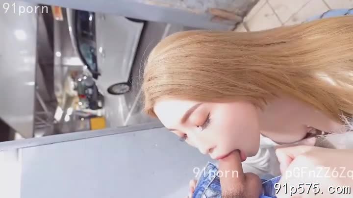 昏暗的楼梯间，她肥厚的臀部抵着粗糙的墙壁， 淫水浸透了她的骚穴， 他粗大的肉棒狠狠抽送， 每一次撞击都发出沉闷的声响。 射精的瞬间，她瘫软在他怀里， 腥臊的液体流淌， 不知是否有人目睹了这淫荡的一幕。#楼梯间 #内射 #偷情
